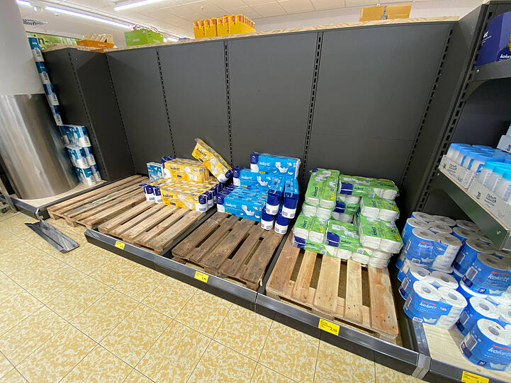 Supermärkte waren systemrelevant und blieben geöffnet, wurden aber von Hamsterkäufern heimgesucht. Besonders begehrt war Toilettenpapier.