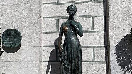 Die „Julia-Statue“ am Alten Rathaus. Die „Julia-Statue“ am Alten Rathaus.