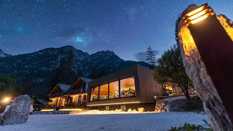 Die Skyview-Chalets und das Spitzenrestaurant "Hebbo Wine & Deli" liegen am Ufer des Toblacher Sees in Südtirol. Die Skyview-Chalets und das Spitzenrestaurant "Hebbo Wine & Deli" liegen am Ufer des Toblacher Sees in Südtirol.