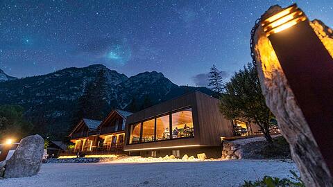 Die Skyview-Chalets und das Spitzenrestaurant "Hebbo Wine & Deli" liegen am Ufer des Toblacher Sees in Südtirol.