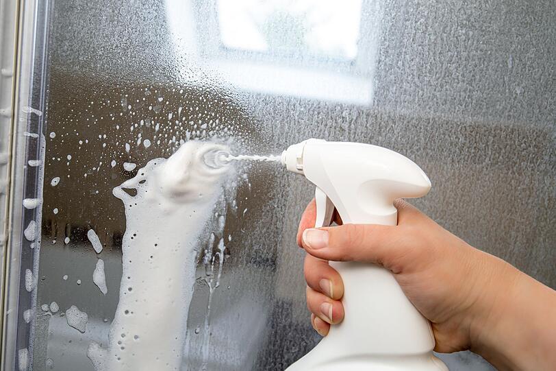 Auch das Bad darf im Herbst wieder so richtig zum Strahlen gebracht werden - damit Sie sich in der Badewanne richtig entspannen können! Kalkränder, Seifenreste und Schimmel in den Fugen trüben schnell den Wohlfühlfaktor. Sie sind aber auch ein Problem für Hygiene und Gesundheit. Deshalb: Ran an Kalklöser, Allzweckreiniger, Bürste und Mikrofasertuch! Auch das Bad darf im Herbst wieder so richtig zum Strahlen gebracht werden - damit Sie sich in der Badewanne richtig entspannen können! Kalkränder, Seifenreste und Schimmel in den Fugen trüben schnell den Wohlfühlfaktor. Sie sind aber auch ein Problem für Hygiene und Gesundheit. Deshalb: Ran an Kalklöser, Allzweckreiniger, Bürste und Mikrofasertuch!
