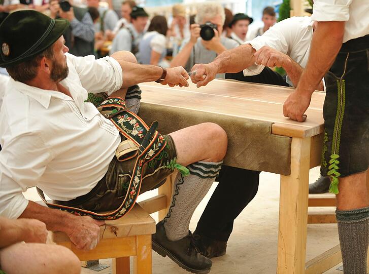 ...traten Vertreter von neun Vereinen aus ganz Bayern in der traditionsreichen Sportart an,...