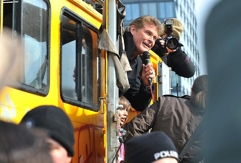 David Hasselhoff sorgte mit seinem Erscheinen für einen wahren Menschenauflauf in Berlin. Weitere Bilder zum Durchklicken.