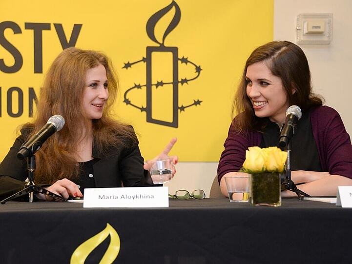 Maria Aljochina (li.) und Nadeschda Tolokonnikowa (re.) bei einer Veranstaltung von "Amnesty International" Anfang Februar 2014