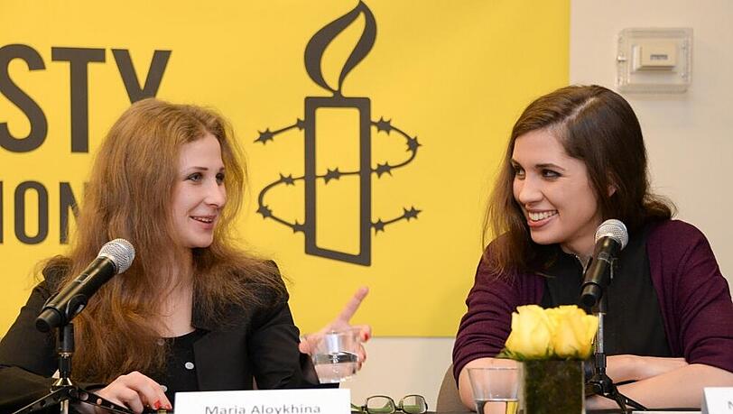 Maria Aljochina (li.) und Nadeschda Tolokonnikowa (re.) bei einer Veranstaltung von "Amnesty International" Anfang Februar 2014 Maria Aljochina (li.) und Nadeschda Tolokonnikowa (re.) bei einer Veranstaltung von "Amnesty International" Anfang Februar 2014