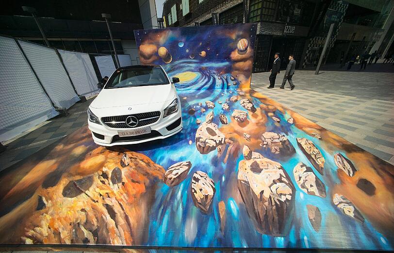 Ein Mercedes CLA 260 4Matic wird in Peking vor einer Weltraum-Kulisse ausgestellt. Der Luxushersteller konnte seinen Absatz in China im Januar 2014 Vergleich zum letzten Jahr um 45 Prozent steigern.
reported strong growth with a 15 percent rise globally and for China 45 percent in January 2014 over the same month a year earlier.