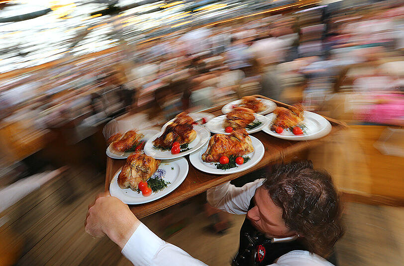 Gehört zur Maß einfach dazu: Ein knuspriges Wiesn-Hendl.