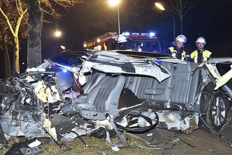 Vollig zerfetzt: Aus diesem Schrotthaufen wurde der Fahrer lebend geborgen. Bilder vom Einsatz in Vaterstetten.