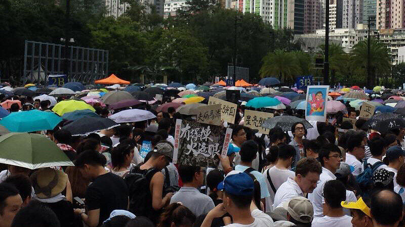 Tausende Menschen demonstrieren 2014 in Hongkong zum Jahrestag der Rückgabe von der früheren britischen Kronkolonie 1997 an China.