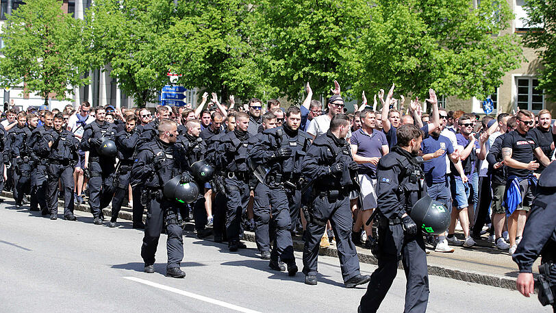 Die Polizei trennte beide Fanlager strikt voneinander. Im Einsatz waren rund 600 Beamte - unter anderem auch eine Reiterstaffel.