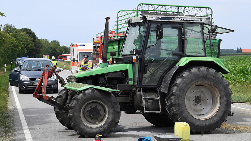Beide Autoinsassen kamen nach dem Unfall ins Krankenhaus - die Bilder vom Unfallort.