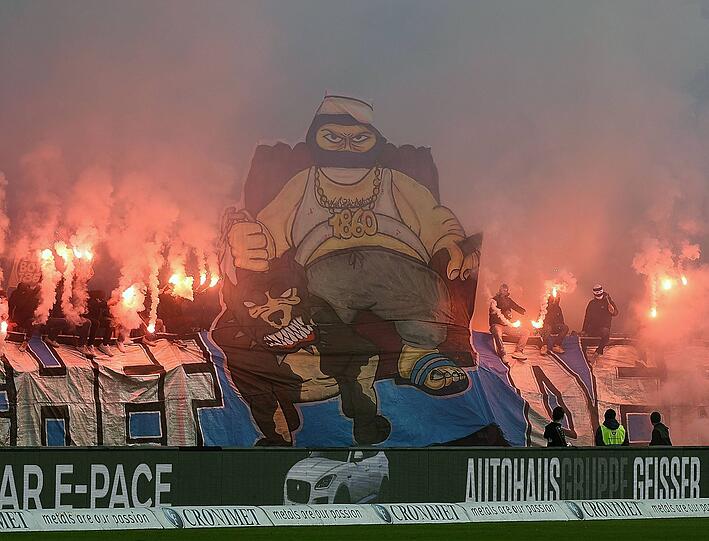 "Chef der Liga" - die Pyro-Choreo der Löwen-Ultras.