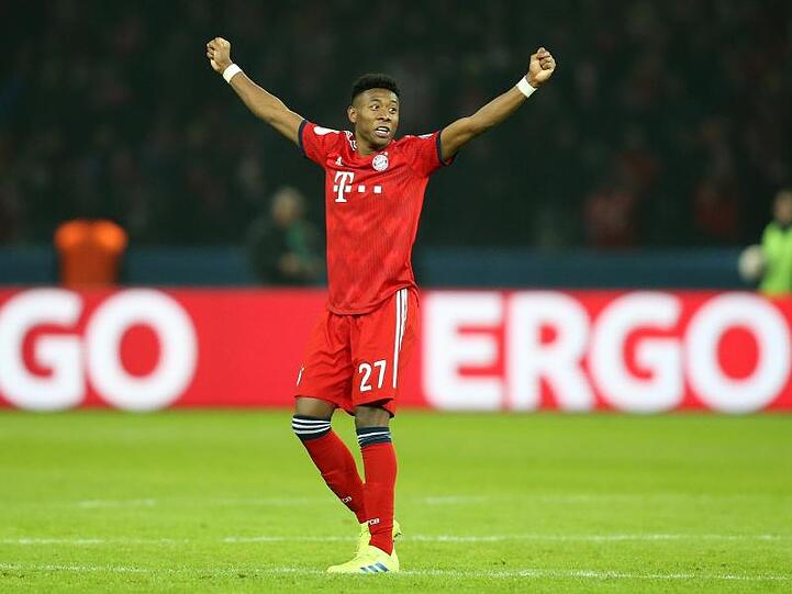 Münchens David Alaba steht jubelnd auf dem Spielfeld. Foto: Andreas Gora/Archiv