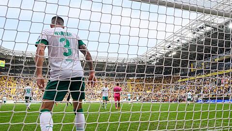 Der Bremer Anthony Jung holt nach dem 0:1 in Dresden den Ball aus dem eigenen Tor.