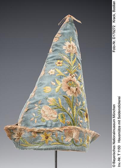 Hokuspokus? Eine Hausmütze, um 1725. Hokuspokus? Eine Hausmütze, um 1725.