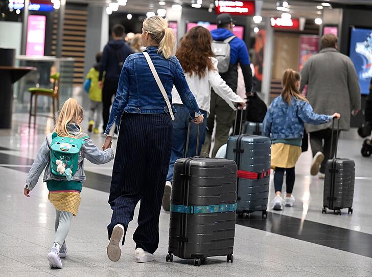Flugreisende am Flughafen München.