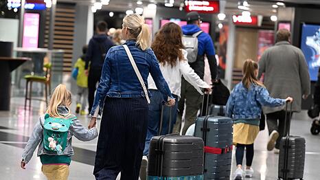 Flugreisende am Flughafen München.