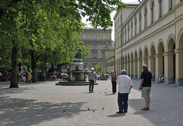Fast wie in der Provence: Boule-Spieler im Hofgarten. Seit 1983 findet hier das Hofgartenturnier statt.