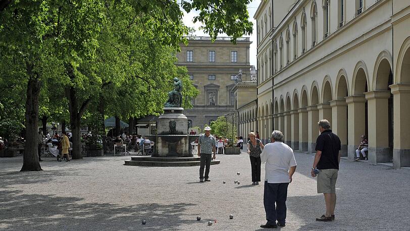 Ein Unbekannter ist in Büroräume in den Hofgartenarkaden eingebrochen und hat dort fette Beute gemacht.
