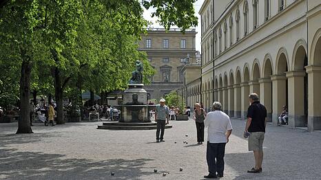 Ein Unbekannter ist in Büroräume in den Hofgartenarkaden eingebrochen und hat dort fette Beute gemacht.