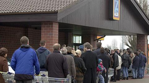 Schlangestehen für einen Aldi-PC. (Archivbild)