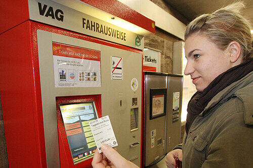 Künftig müssen Fahrgäste in Nürnberg 2 Euro für die Einzelfahrt im Stadtgebiet zahlen. Bisher kostet der Fahrschein noch 1,90 Euro.