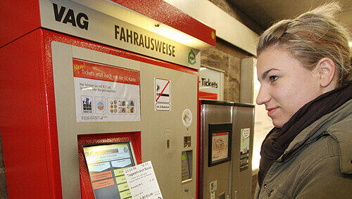 Künftig müssen Fahrgäste in Nürnberg 2 Euro für die Einzelfahrt im Stadtgebiet zahlen. Bisher kostet der Fahrschein noch 1,90 Euro. Künftig müssen Fahrgäste in Nürnberg 2 Euro für die Einzelfahrt im Stadtgebiet zahlen. Bisher kostet der Fahrschein noch 1,90 Euro.