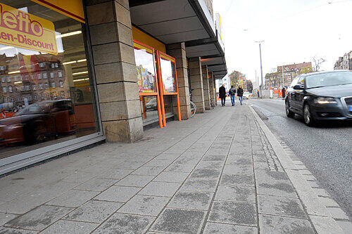 An dieser Stelle der Bucher Straße, auf Höhe des Friedrich-Ebert-Platzes, wurde Achmet A.s Leiche am Montagfrüh gefunden.