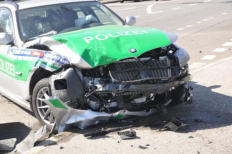 Unfall in Landshut: Auf der Konrad-Adenauerstr. /Ecke Alte Regensburgerstraße kam es zu einem Crash. Auch ein Polizewagen war beteiligt. Die Bilder.
