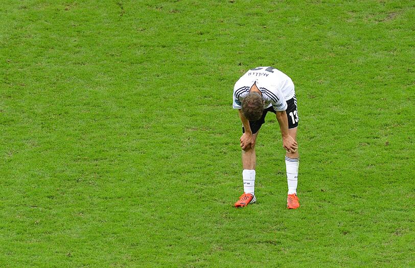 Die Enttäuschung ist Phillip Lahm ins Gesicht geschrieben, bei Thomas Müller fließen die Tränen, Mario Gomez ist entsetzt: Nach dem EM-Aus gegen Italien können's Jogis Jungs nicht fassen.