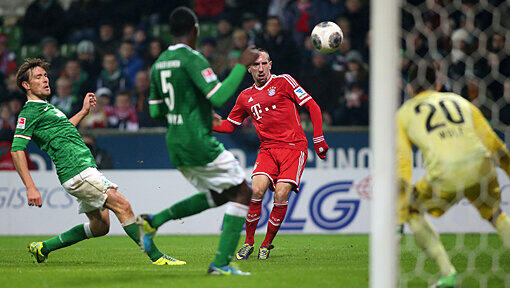 Und Schuss! Franck Ribéry zieht gegen Werder Bremen ab aufs Tor. Und Schuss! Franck Ribéry zieht gegen Werder Bremen ab aufs Tor.