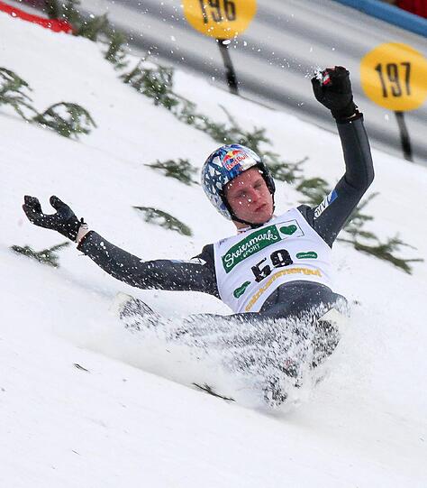 Skispringer Thomas Morgenstern verlor im Training für das Skifliegen auf dem Kulm/Österreich in der Luft das Gleichgewicht und schlug mit Rücken und Kopf hart auf dem Boden auf. Die Bilder.