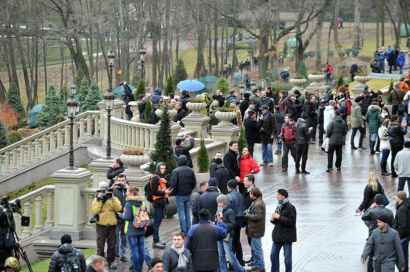 Tausende Ukrainer wollen die Villa ihres abgesetzten Präsidenten besuchen.