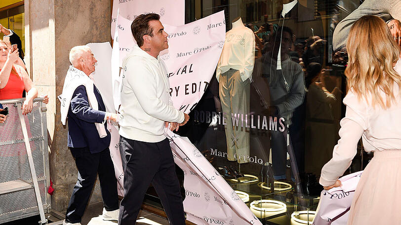 Robbie und Ayda eröffnen die Wand.