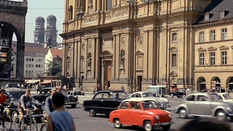 Ganz schön was los am Odeonsplatz &ndash; inklusive Goggomobil. Auch in der Residenzstraße und der Theatinerstraße rauscht der Verkehr, die Fußgängerzone ist noch ganz weit weg. Auffällig: die Behelfsbauten neben der Theatinerkirche.