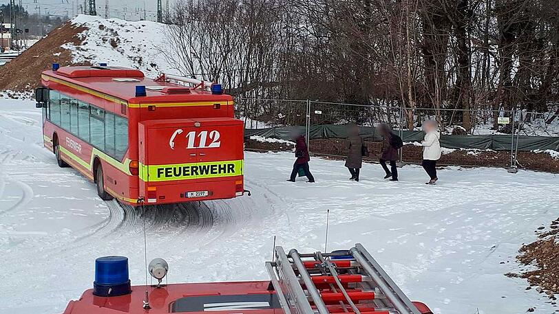 Niemand wurde verletzt, in einem Bus konnten sich die Fahrgäste vor der Kälte schützen.