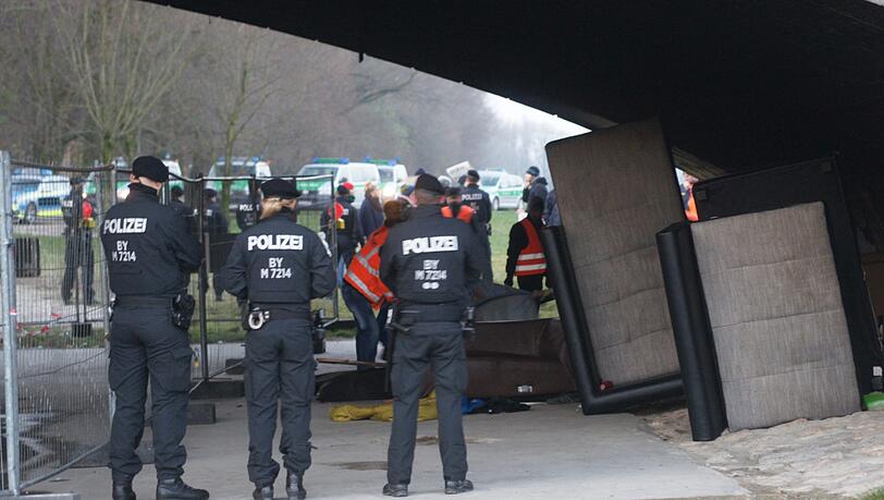 Unter Polizeiaufsicht wird das Lager geräumt, alle Habseligkeiten werden in einen Container geworfen. Unter Polizeiaufsicht wird das Lager geräumt, alle Habseligkeiten werden in einen Container geworfen.