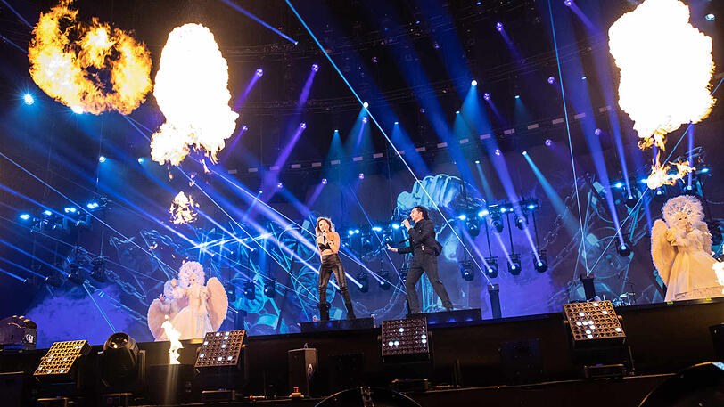 Feuer-Power: Helene Fischer mit Bülent Ceylan.