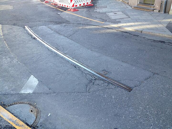 ... auch ihr Ende. Gut vier Meter Schiene stecken hier noch im Asphalt.