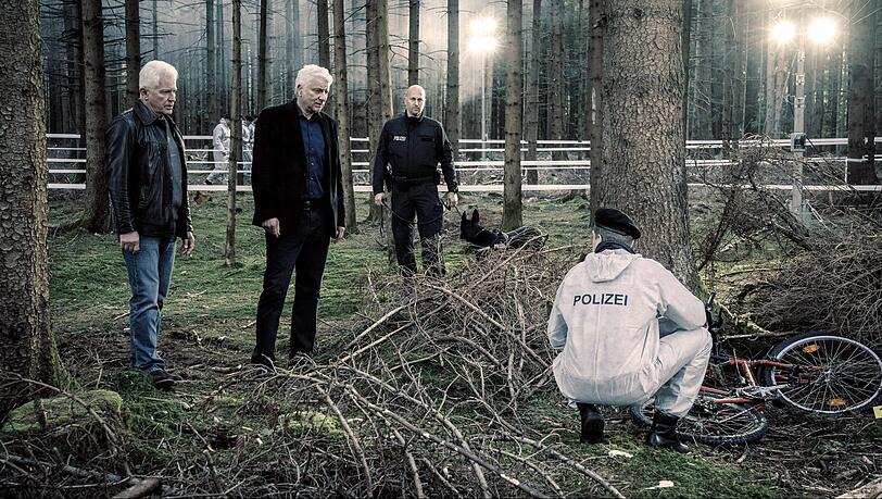 Die Kriminalhauptkommissare Ivo Batic (Miroslav Nemec) und Franz Leitmayr (Udo Wachtveitl) begutachten den Fundort von Emils Fahrrad.