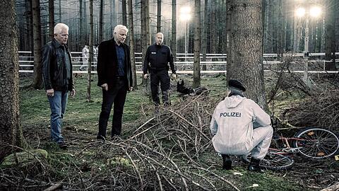 Die Kriminalhauptkommissare Ivo Batic (Miroslav Nemec) und Franz Leitmayr (Udo Wachtveitl) begutachten den Fundort von Emils Fahrrad.