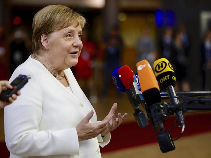 Bundeskanzlerin Angela Merkel spricht beim EU-Gipfel mit Journalisten.