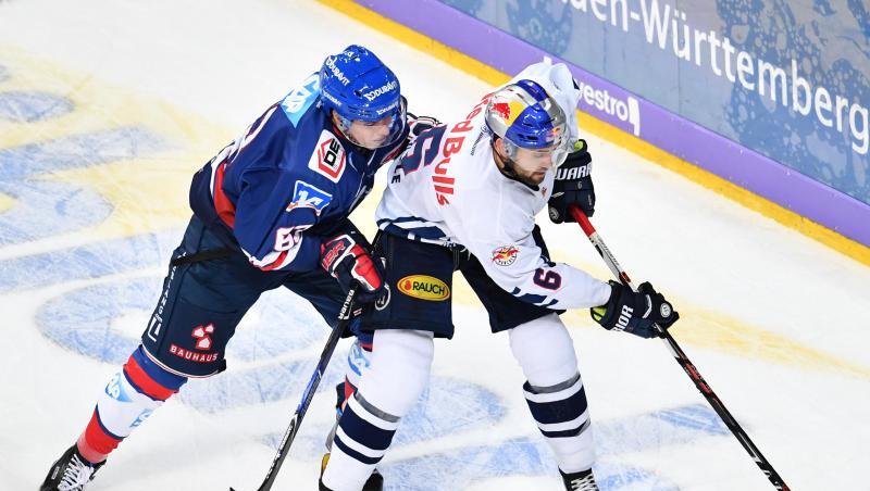 Mannheims Alex Lambacher (l) und Münchens Daryl Boyle kämpfen um den Puck. Foto: Uwe Anspach/Archiv Mannheims Alex Lambacher (l) und Münchens Daryl Boyle kämpfen um den Puck. Foto: Uwe Anspach/Archiv