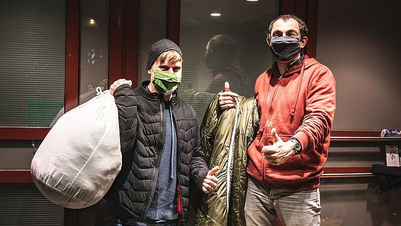Die Schlafsackmarke "Grüezi bag" spendet Schlafsäcke an Münchens Obdachlose.