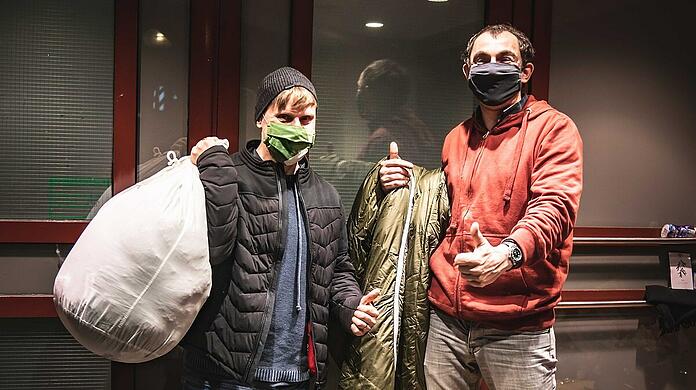Die Schlafsackmarke "Grüezi bag" spendet Schlafsäcke an Münchens Obdachlose.