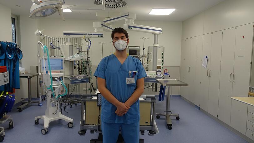 2015 absolvierte Sebastian Eggerbauer seine Ausbildung zum Krankenpfleger am Klinikum. Seit 2018 arbeitet er auf der Intensivstation. Jeden Tag hat er mit schwerkranken Patienten zu tun, auch mit Corona-Infizierten.