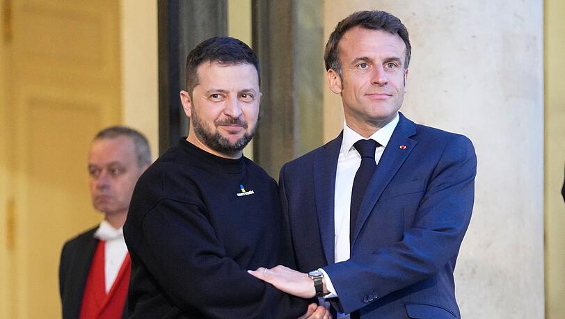 Der französische Präsident Emmanuel Macron (r) begrüßt den ukrainischen Präsidenten Wolodymyr Selenskyj im Elysee-Palast. Der französische Präsident Emmanuel Macron (r) begrüßt den ukrainischen Präsidenten Wolodymyr Selenskyj im Elysee-Palast.