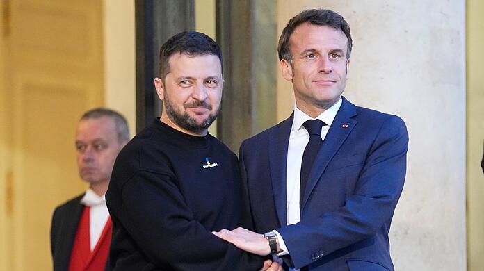 Der französische Präsident Emmanuel Macron (r) begrüßt den ukrainischen Präsidenten Wolodymyr Selenskyj im Elysee-Palast.