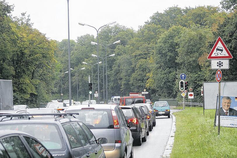 Die Ampel des Anstoßes: Weil der Verkehr am Ring wegen der Ifflandstraße regelmäßig gestoppt wird, kommt es im Berufsverkehr zu langen Rückstaus.