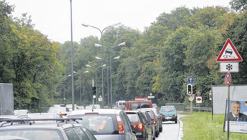 Die Ampel des Anstoßes: Weil der Verkehr am Ring wegen der Ifflandstraße regelmäßig gestoppt wird, kommt es im Berufsverkehr zu langen Rückstaus. Die Ampel des Anstoßes: Weil der Verkehr am Ring wegen der Ifflandstraße regelmäßig gestoppt wird, kommt es im Berufsverkehr zu langen Rückstaus.